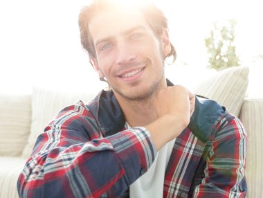 mutlu adam yeni bir daire içinde halı üzerinde oturan.