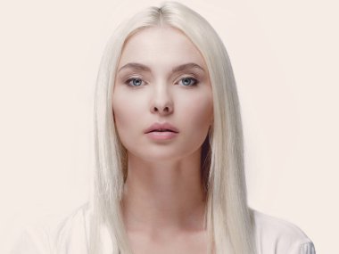 Sarışın düz saç ve gündüz makyaj güzel bir kadınla Close-Up