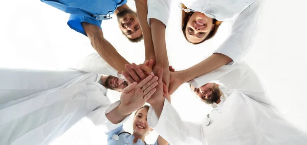 Κάτω όψη.a ομάδα γιατρών στο ιατρικό κέντρο σφιγμένα τα χέρια τους μαζί — Φωτογραφία Αρχείου