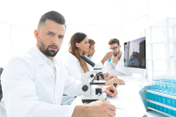 Seriösa forskare som arbetar i laboratoriet — Stockfoto