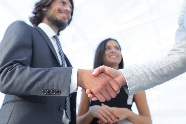 Gli uomini d'affari stringono la mano contro stanza con grande finestra loo — Foto Stock