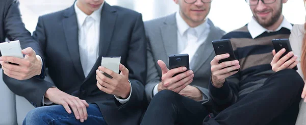 Primer plano. empleados que hablan en el lugar de trabajo — Foto de Stock