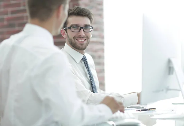 Dipendenti di ufficio lavorano sul computer — Foto Stock