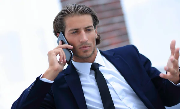 Homem de negócios falando no telefone inteligente. — Fotografia de Stock