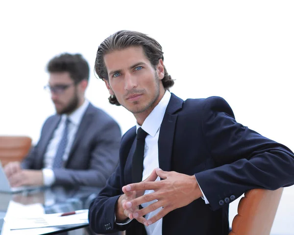 Geschäftsmann sitzt bei einem Arbeitstreffen — Stockfoto