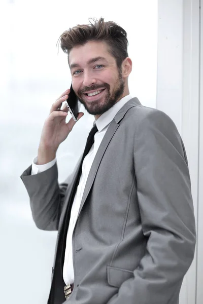 Ένας επιχειρηματίας σε ένα έξυπνο κοστούμι, μιλάμε για ένα κινητό τηλέφωνο — Φωτογραφία Αρχείου
