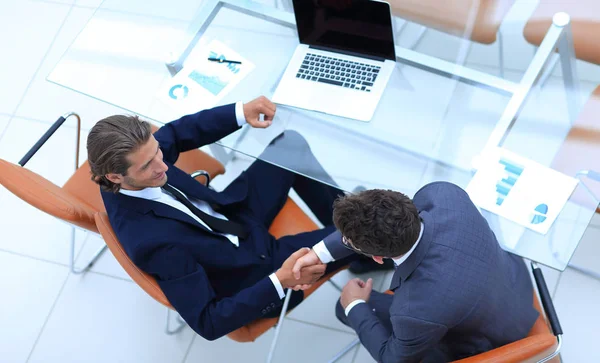 Vista do top.handshake colegas — Fotografia de Stock