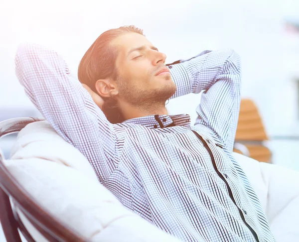 Hombre de negocios relajarse en una silla cómoda — Foto de Stock