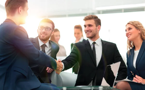Kézfogás, üzletemberek, üzleti találkozóján a Hivatal — Stock Fotó