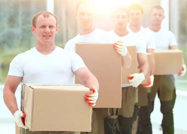 Team av byggare med lådor av byggnadsmaterial — Stockfoto