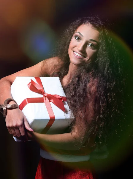 Krásná dívka v vánoční čepice dárek ruce, izolované pozadí — Stock fotografie