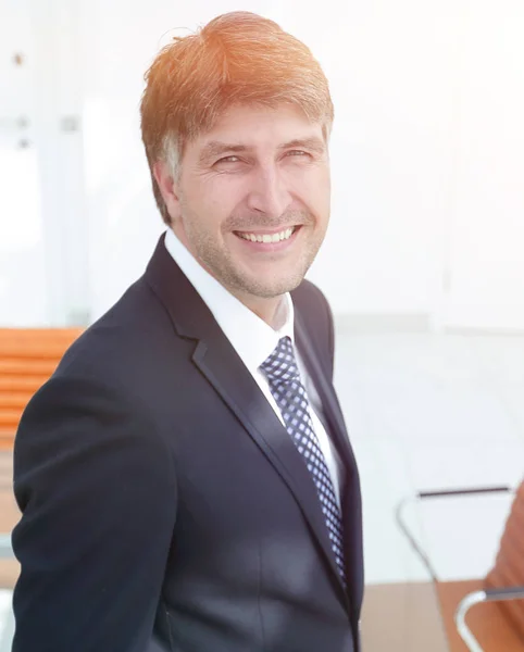 Zakenman op de achtergrond van een leeg office — Stockfoto