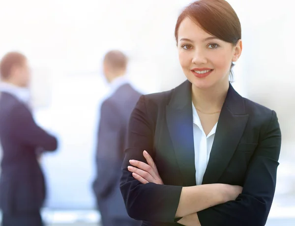 Exitosa joven mujer de negocios en el fondo de la oficina . — Foto de Stock