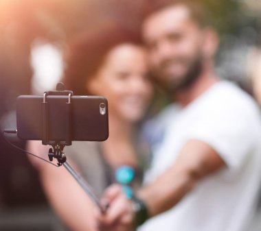 Mutlu seyahat çift selfie, romantik ruh hali yapma.