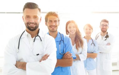 Tıp merkezinin önde gelen üyelerinin portresi.