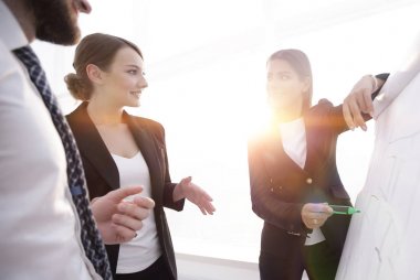 flipchart üzerinde bir marker ile işaret iş kadını