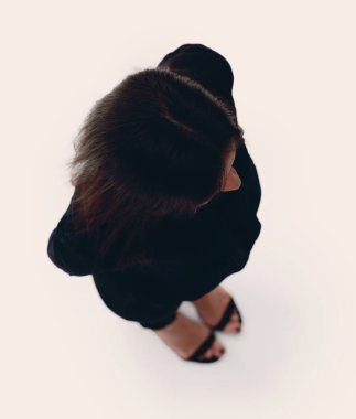 Yukarıdan görüntüleyin. Kameraya bakarak gülümseyen iş kadını.