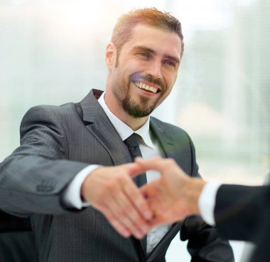 tatlı .businessman bir el sıkışma için elini tutar.