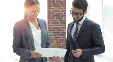 iş sorunlarını tartışmak için şirketin çalışanları