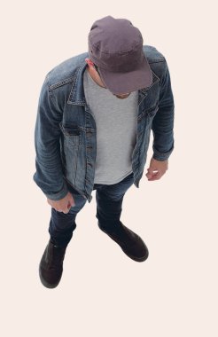 Yukarıdan görüntüleyin. bir beyzbol kap ve kot ceketli çocuk