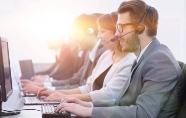 Meslektaşları ofisteki merkez işyerini arar