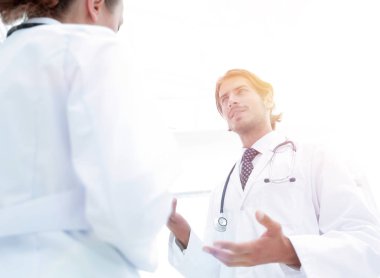 İki doktor hastane Resepsiyon alanında toplantısı