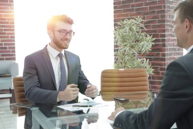 iş ortaklarına finansal bir grafik görüşüyorlar