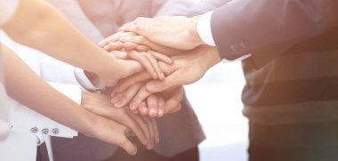 iş arkadaşları ile birlikte yığılmış ellerini