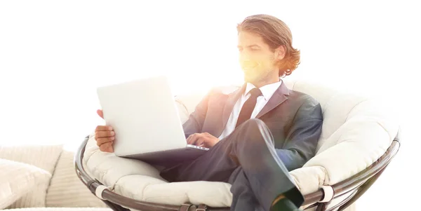 Homme d'affaires moderne avec un ordinateur portable assis dans un confortable élégant — Photo