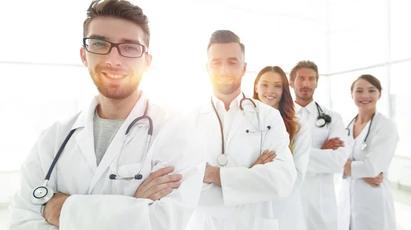 Retrato de grupo de los principales profesionales médicos . — Foto de Stock