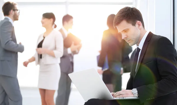 Ernstige zakenman die op laptop in office werkt — Stockfoto