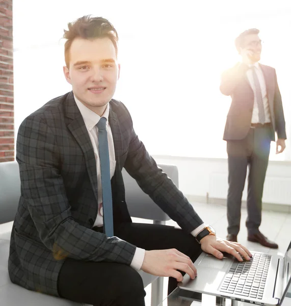 Giovane uomo d'affari che lavora con computer portatile in ufficio — Foto Stock