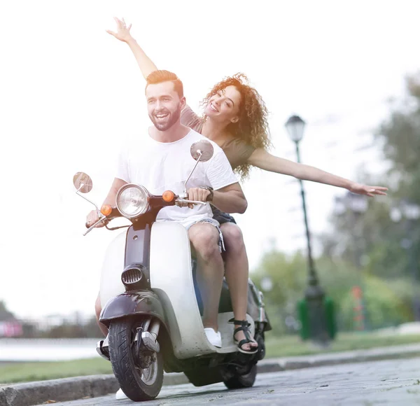 Glückliches Paar fährt Motorroller begeistert in den Sommerferien — Stockfoto