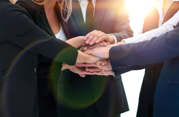 Equipe de negócios amigável com as mãos apertadas juntas . — Fotografia de Stock