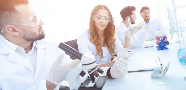 Grupo de jovens cientistas discutindo os resultados de um estudo — Fotografia de Stock