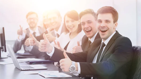 Success in business.close-knit business team holding thumbs up — Stock Photo, Image