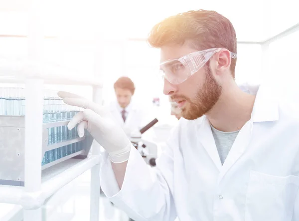 Ein junger Mann bei einem Experiment in einem Chemielabor — Stockfoto