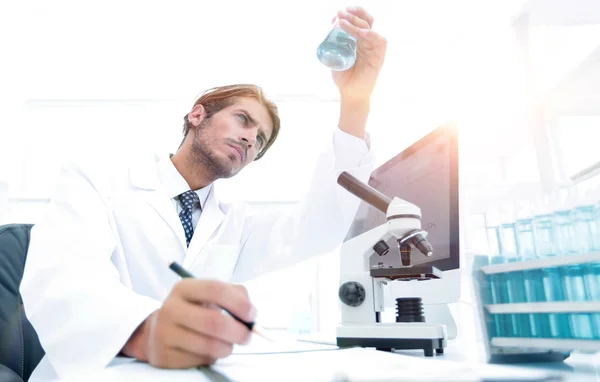 Wetenschapper analyseren van een experiment in een laboratorium — Stockfoto