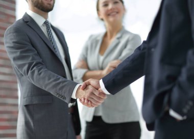 İki iş adamı el sıkışıyor.
