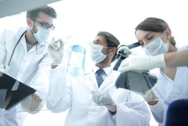 genç bilim adamları mikroskop ve test tüpleri ile çalışma