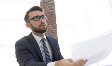 Holding kağıt iş adamı görüntüsü