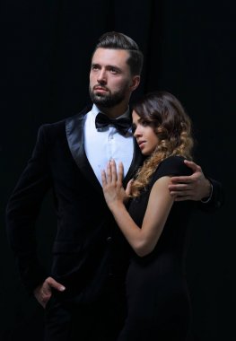 Siyah arka planda moda çifti portresi