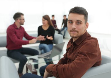 İşletme takımının arka planında çalışan