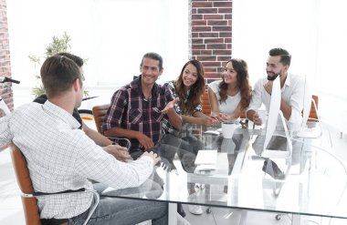 yaratıcı ekibi oturan iş sorunları tartışıyor