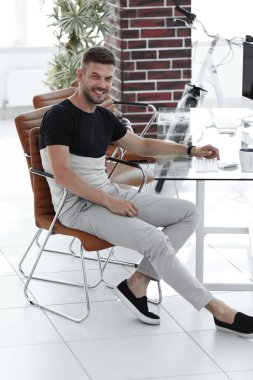 onun işyerinde oturan genç tasarımcı