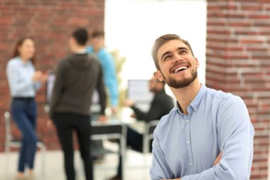 Ofiste gülümseyen neşeli adam..