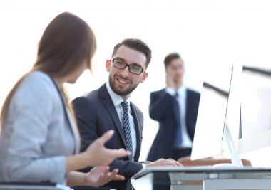Aday Çalışanlar kendi masasında konuşuyorsun