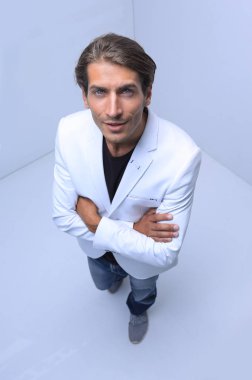 Kendine güvenen genç adam kameraya bakan