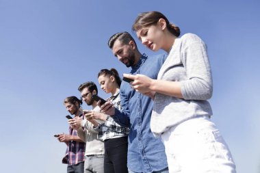 Ağ aramak için akıllı telefonlar kullanan gençlerin