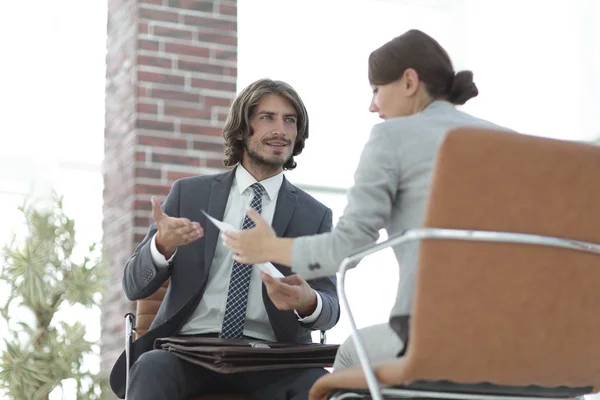 Egy nyugodt beszélgetés egy férfi és egy nő az irodában — Stock Fotó